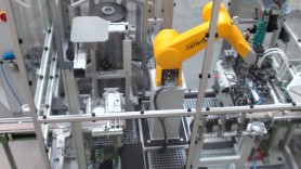 Cellule robotisée intégrée dans une ligne de production