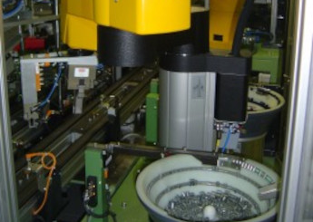 Îlot robotisé pour l’assemblage de boitiers plastiques de régulation